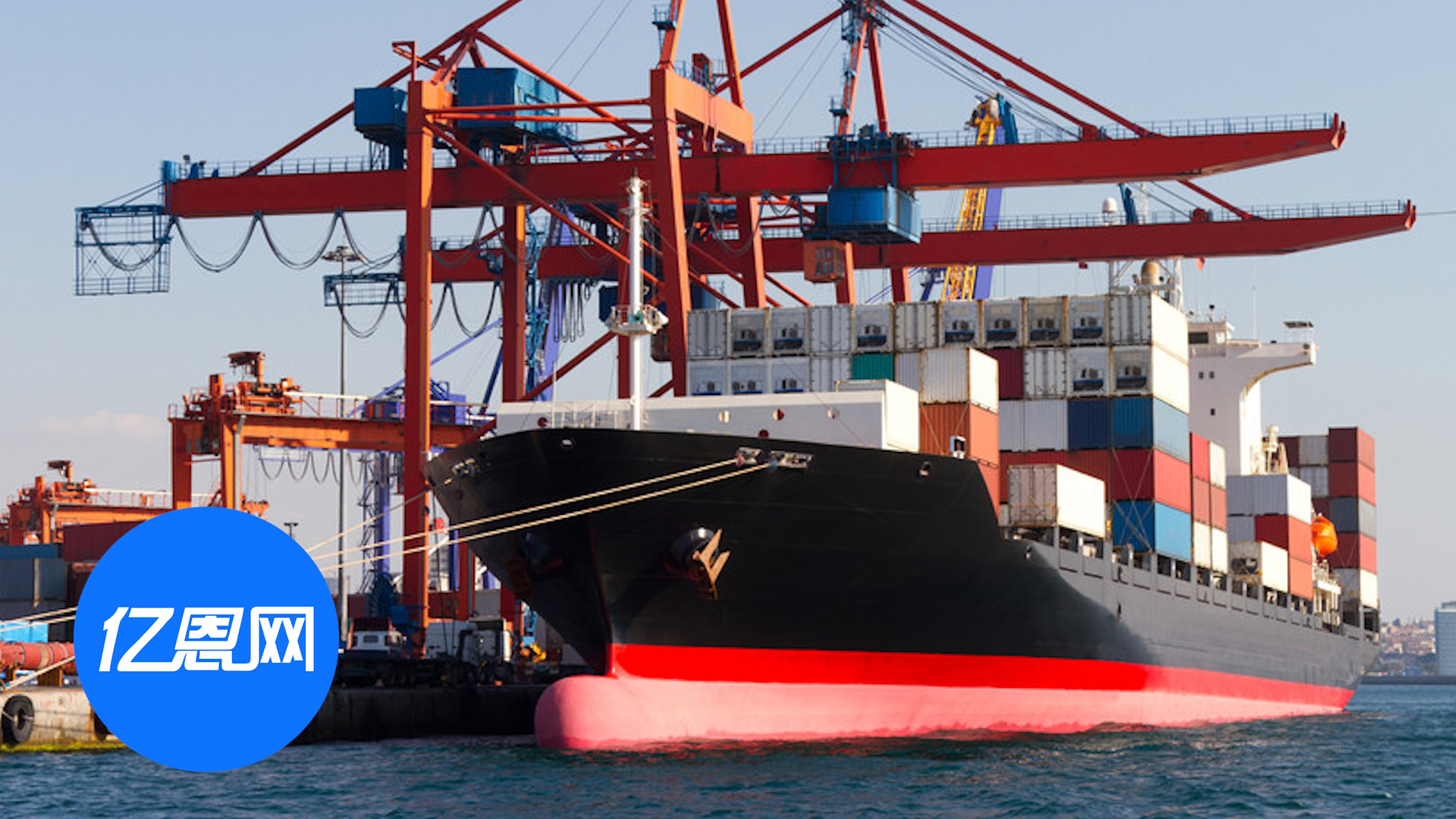 突发！美国最大港口爆炸起火，100 +集装箱受损