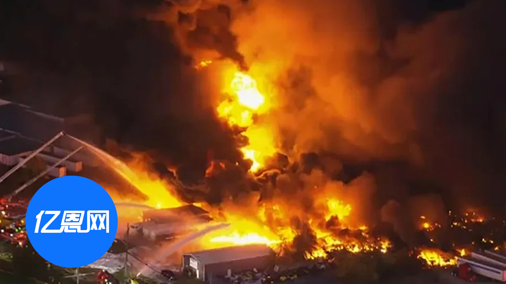 突发！美国UPS一架货机坠毁引发大火