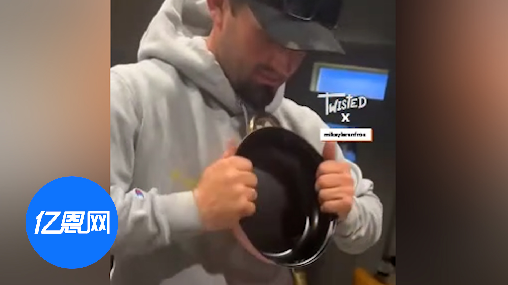 国外男子徒手掰锅，从Temu买的？