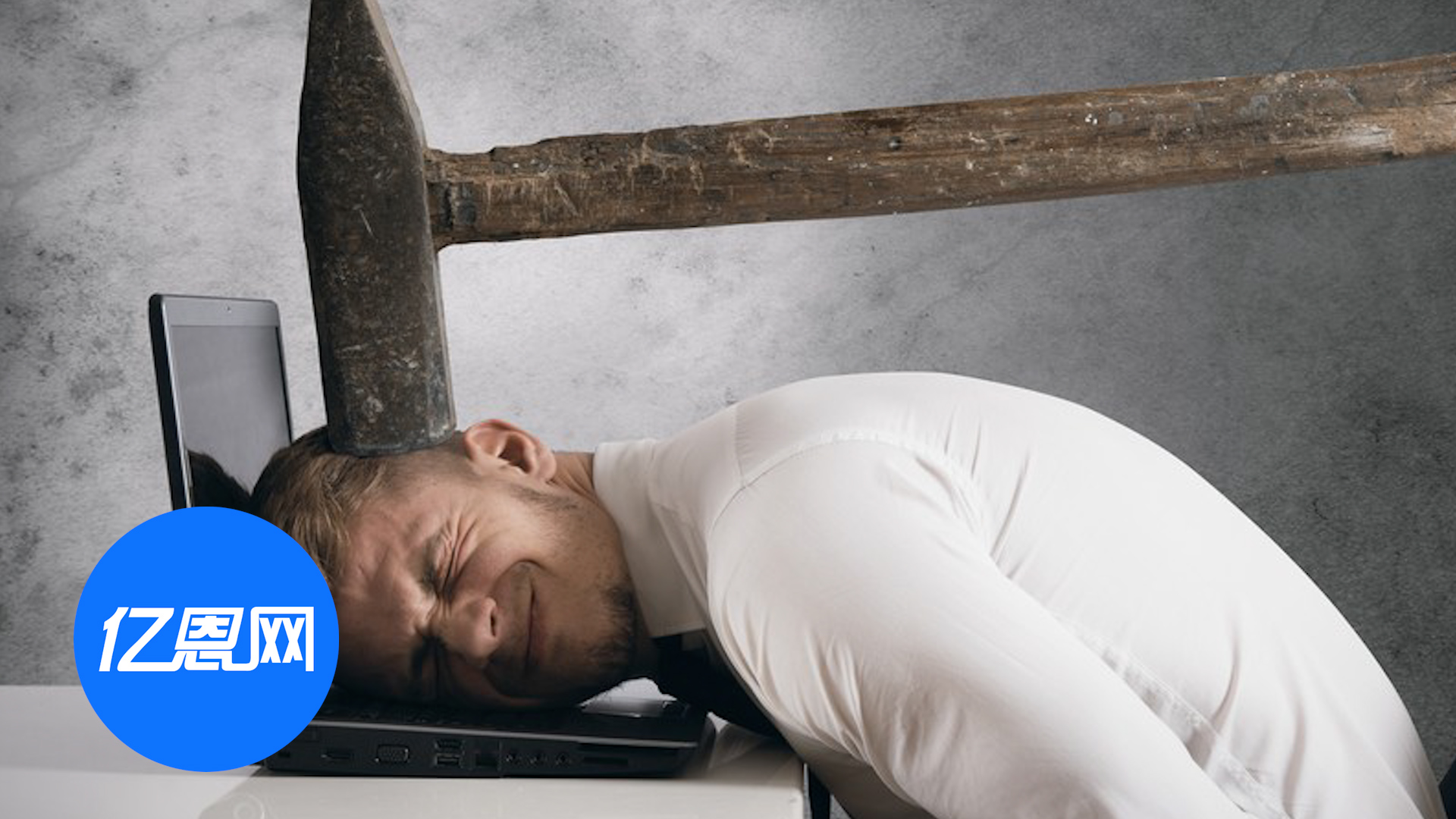 美国100%关税大棒砸向加拿大，目标实则中国？