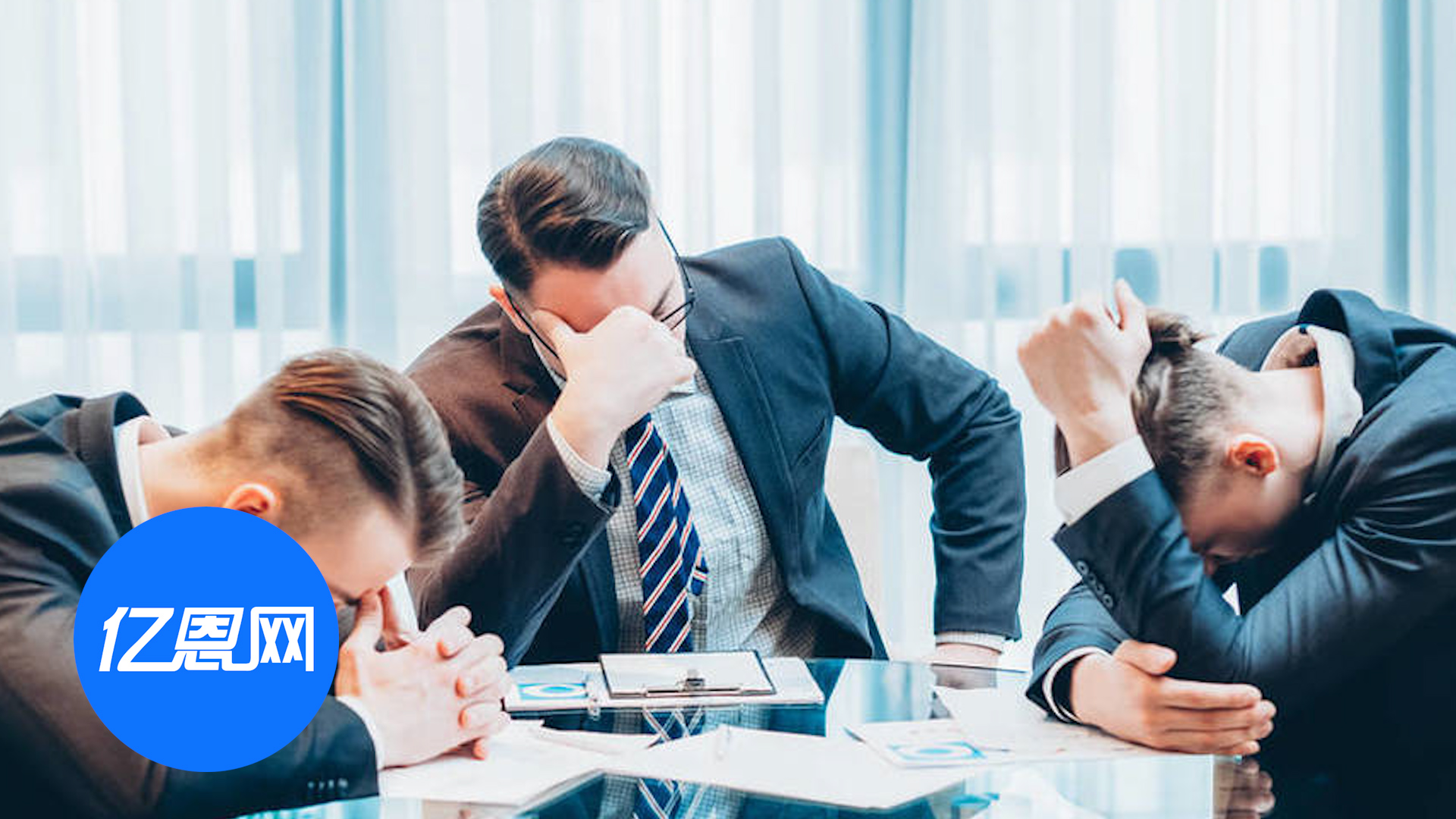 上市公司惊爆三连：停工、股份冻结、“家具抵薪”！